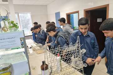 بازدید دانش‌آموزان مدرسه پسرانه کادوس رشت از دانشکده داروسازی